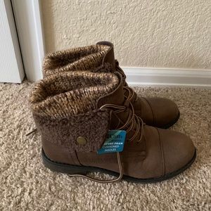 Boots - Cliffs by White Mountain - New!